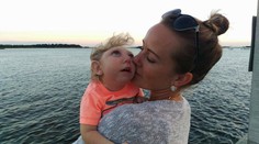 Chlapček bez polovice hlavy oslávil dva roky: Pozrite, ako sa mu darí