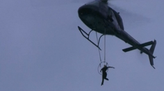 Akrobatka predviedla adrenalínové vystúpenie: Nad Niagarskými vodopádmi sa držala iba zubami