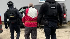 Najprv ju mal biť hasiacim prístrojom, potom vziať nôž. Podozrivý z vraždy manželky je už na Slovensku