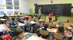 Učitelia by od septembra mali zarábať viac