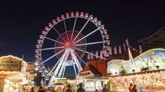 23 ľudí viselo hodiny 30 metrov nad zemou. Kolotoč na jarmoku sa nečakane zastavil