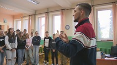 Syn známej speváčky bojuje proti hoaxom. Žiakom na workshopoch ukazuje, ako odhaliť, čo je pravda a čo nie