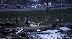 Dve obete a desiatky zranených. Taká je bilancia po ničivom tornáde v USA