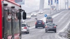 Pozor! Na cestách sa šmýka, situáciu komplikuje aj hmla