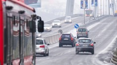 Pozor! Na cestách sa šmýka, situáciu komplikuje aj hmla