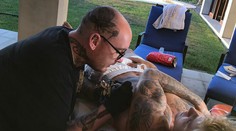 Tehličky na bruchu mu už neuvidíme. Justin Bieber si dotetoval celý trup