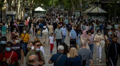 V Barcelone sa po uvoľnení vyšli zabávať tisíce ľudí, polícia davy rozháňala