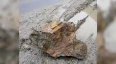 Nebezpečná situácia na vyťaženom horskom priechode. Premávku ohrozujú padajúce skaly