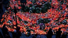 Pred Filozofickou fakultou sa zhromažďujú ľudia, aby položili sviečky. Chcú tým vyjadriť podporu blízkym obetí