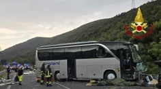 FOTO: Tragická nehoda v Taliansku. Autobus sa čelne zrazil s karavanom, hlásia mŕtvych aj desiatky zranených