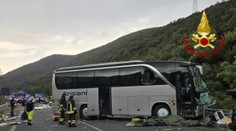 FOTO: Tragická nehoda v Taliansku. Autobus sa čelne zrazil s karavanom, hlásia mŕtvych aj desiatky zranených