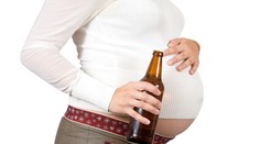 Pitie alkoholu v tehotenstve bude trestným činom. Novinku zavádzajú Briti