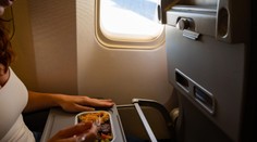 Cestujete lietadlom? Týmto jedlám sa určite vyhnite. Prehovorila skúsená letuška