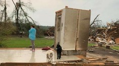 Tornádo zničilo rodine dom. Zostala z neho len jediná miestnosť, v ktorej sa skryli