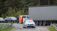 Cesta pri obci Svinná smerom na Trenčín je pre nehodu neprejazdná