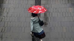 Austráliu zasiahne tropický cyklón. Obyvatelia sa však tešia, lebo dažde pomôžu s požiarmi