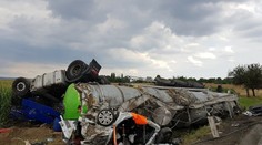 Cisterna po zrážke zavalila auto. Zomreli v ňom mladí rodičia s dieťaťom