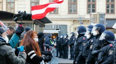 Viedeň opäť na nohách. Až 40-tisíc ľudí protestovalo proti povinnému očkovaniu