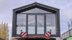 Rodina musí žiť v mobilnom dome. Pre vysoké ceny si nevie kúpiť vlastné bývanie