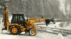 Cesta medzi Kraľovanmi a Párnicou je opäť neprejazdná, zasypal ju ďalší sneh