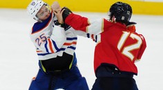 VIDEO: Edmonton nezvládol ťažkú prehru. Emócie vyvrcholili hromadnou bitkou aj zákerným faulom