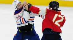 VIDEO: Edmonton nezvládol ťažkú prehru. Emócie vyvrcholili hromadnou bitkou aj zákerným faulom