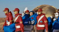 Traja čínski taikonauti sa vrátili na Zem