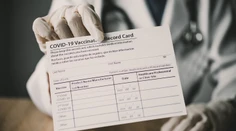 Hrozí jej, že zvyšok života strávi vo väzení. Zdravotníčku obvinili z falšovania očkovacích certifikátov