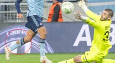 Prečo čoraz viac futbalistov nosí deravé štucne? Vraj im to pomáha pri výkone