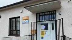 Poštu na Záhorí prepadol s pištoľou a kuklou na hlave. Polícia po ňom pátra