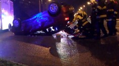 Pri obci Podkriváň skončilo auto na streche, vodič zahynul