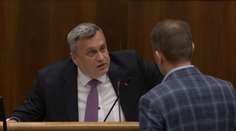 Dvaja prezidentskí kandidáti sa do seba pustili ako kohúti na smetisku. Padali nadávky, urážali si navzájom aj partnerky