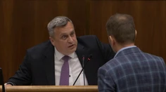 Dvaja prezidentskí kandidáti sa do seba pustili ako kohúti na smetisku. Padali nadávky, urážali si navzájom aj partnerky