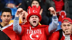 Totálna neúcta tureckých fanúšikov, počas minúty ticha skandovali "Alláhu akbar"