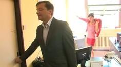 Muža nepustili do práce. Mal dozerať "na prsty" primátorovi