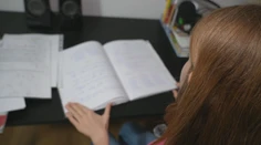 Doučovanie trikrát do týždňa, dokonca aj v sobotu. O jedno miesto v škole bojuje deväť detí