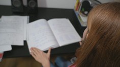 Doučovanie trikrát do týždňa, dokonca aj v sobotu. O jedno miesto v škole bojuje deväť detí