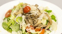 RECEPT NA DNES: Šalát s pečenou hlivou a parmezánom