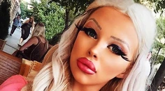 Česká Barbie s najlepšou kamarátkou. To je ale umelina