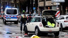 Afgánec tesne pred nárazom do davu dupol na plyn. Incident v Mníchove má prvú obeť, medzi zranenými sú aj deti