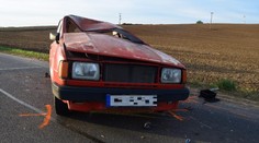 FOTO: Takmer štyri promile a bez vodičáku. Muž na vyradenom aute spravil kotrmelec