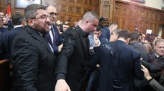 VIDEO: Poslanci sa pobili v parlamente. Rozbuškou sa stali transparenty opozície