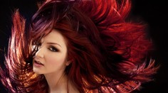 Máte výraznú farbu? Po tomto videu už žehličku na vlasy ani nechytíte do rúk