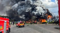 VIDEO: Pódium svetoznámeho festivalu zachvátil požiar. Podujatie je v ohrození, hasiči sa boja, že sa plamene rozšíria