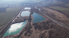 Súd o pozemky trval 13 rokov, deviati vlastníci medzitým zomreli. Namiesto pasienkov dostali jazero