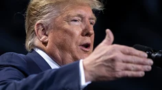 Snemovňa schválila rezolúciu o obmedzení právomocí Trumpa voči Iránu