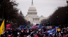 Polícia zastrelila výtržníka z Kapitolu, ktorého Trump omilostil