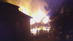 Mladý muž je podozrivý z podpálenia troch domov. V poslednom zahynul jeho otec