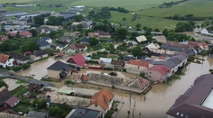 VIDEO: Pozrite si dronové zábery z najzatopenejšej slovenskej obce. Polovica dediny sa ocitla pod vodou