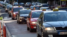 Taxikári v Bratislave ticho protestujú modrými vlajkami za spravodlivé podnikanie